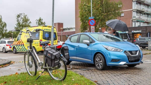 Automobilist schept fietser op fietsoversteek