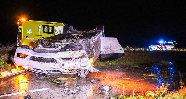 Bestuurder raakt gewond nadat auto over de kop vliegt (video)