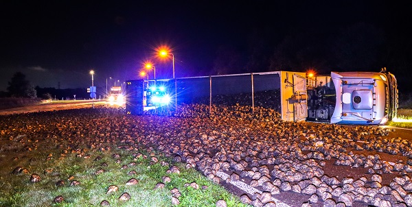 N34 uren lang afgesloten vanwege gekantelde vrachtwagen met bieten (video)