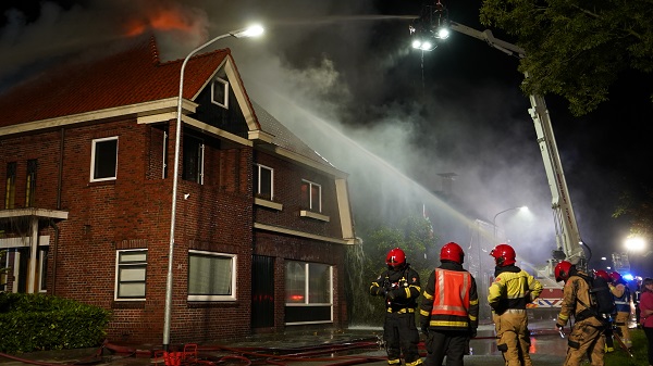 Brandweer uren lang bezig met grote uitslaande brand (video)