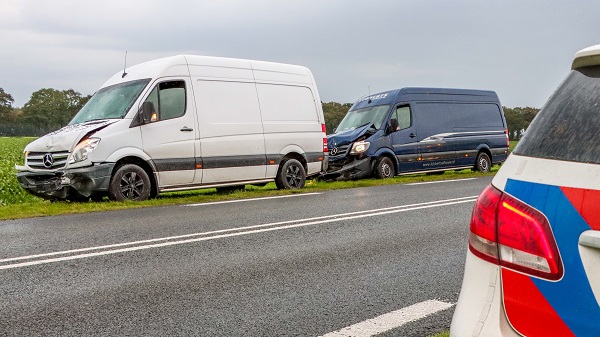 Twee busjes en auto botsen op N381 (video)