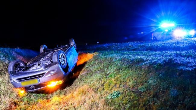 Auto belandt op de kop in de sloot langs N34 (Video)