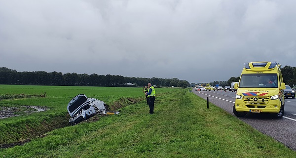 Auto de sloot in na ongeval op A28 (video)