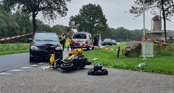 Scooterrijder gewond na harde botsing met auto (video)