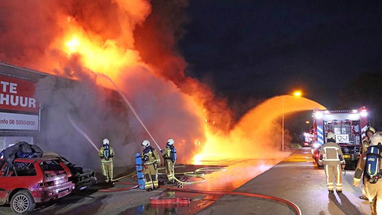 Zeer grote brand legt bedrijfspand in de as (Video)