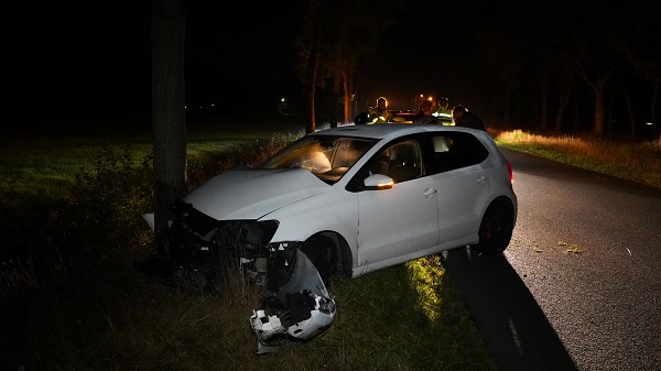 Veel schade na frontale aanrijding met boom (video)