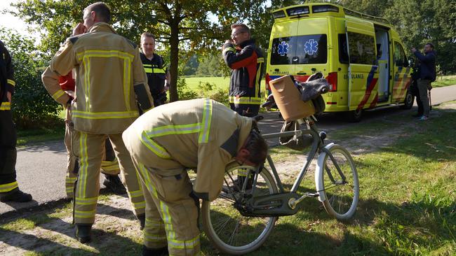 Brandweer bevrijdt kind die vast zit in spaken van fiets