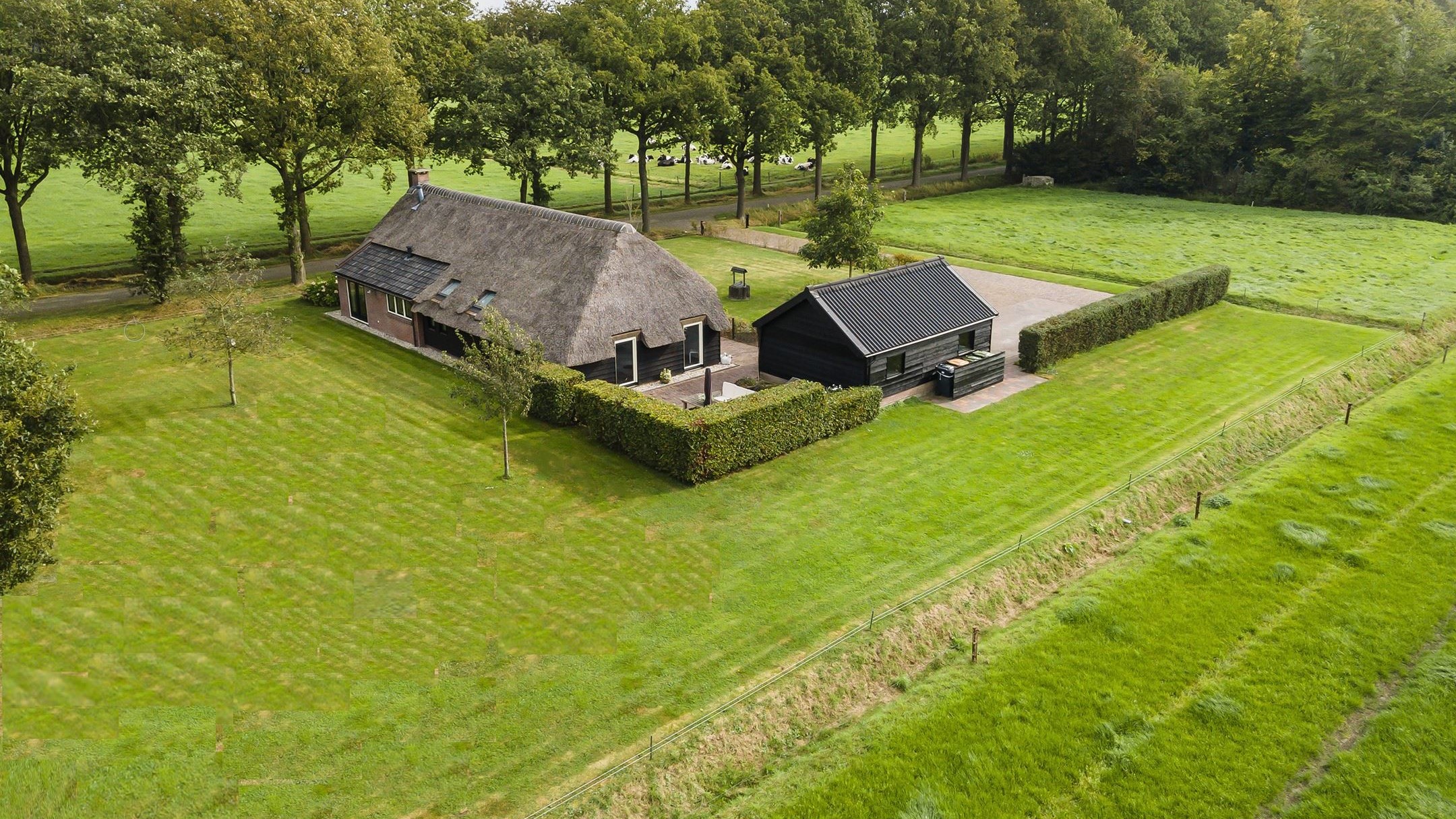 Te koop in Drenthe: groot Landhuis met boomgaard op 1.885 mÂ²