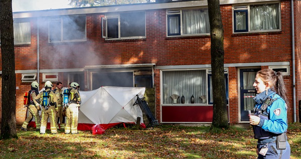 Persoon overleden en ernstig gewonde bij woningbrand