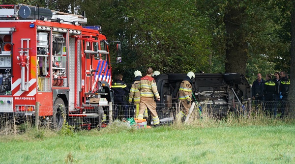 Auto op de kant na botsing met boom (video)