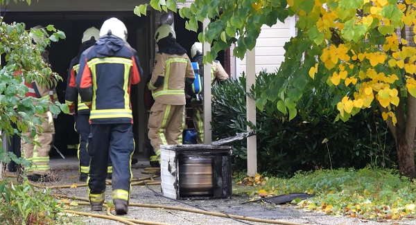 Brandende wasdroger in woning Westerbork snel onder controle (video)