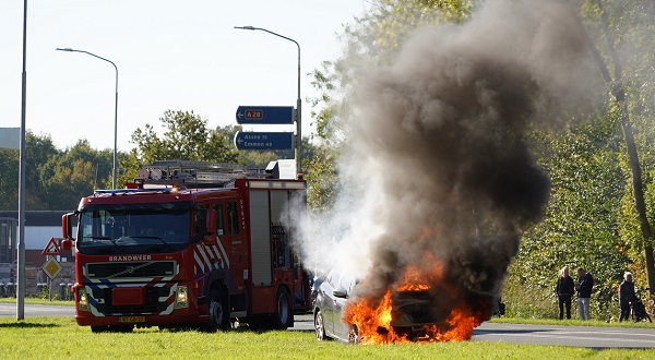 Auto vliegt in de brand bij afrit A28 (video)