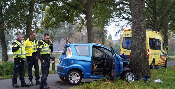 Brommobiel botst tegen boom op beruchte Zevenhuisterweg (video)