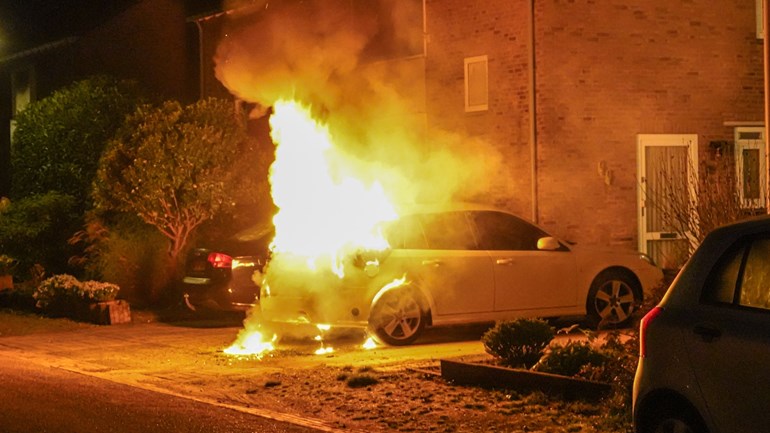 Auto in Eelde gaat in vlammen op (Video)