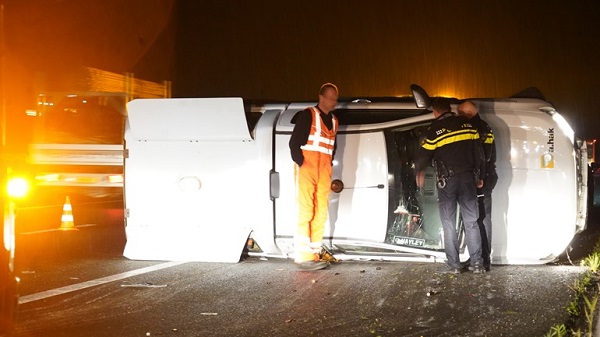 Hele ochtend vertraging op A28 vanwege gekantelde auto (video)