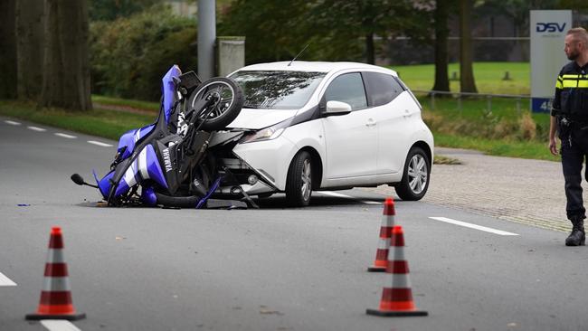 Veel schade bij ongeval tussen auto en motor (Video)