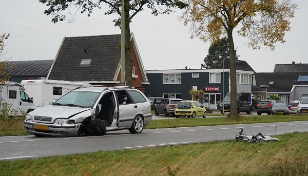 Brandweer haalt persoon uit auto na botsing met andere auto (video)