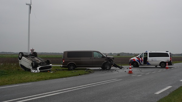 Auto op de kop na botsing met busje (video)