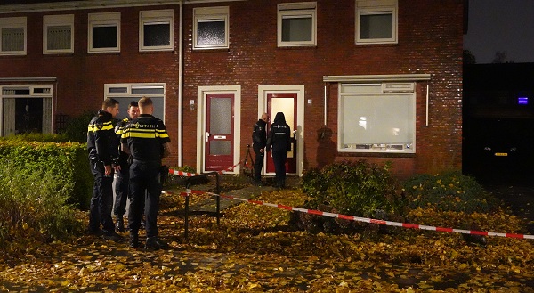 Dader op de vlucht na steekpartij in woning (video)