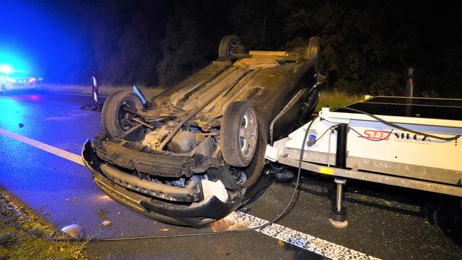 Auto slaat over de kop en botst op pijlwagen op N34 (Video)