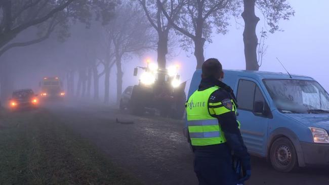 Trekker en bestelwagen botsen in dichte mist op elkaar (Video)