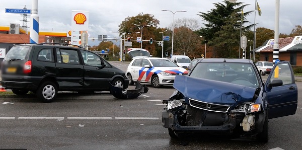 Veel schade na ongeval op kruising met stoplichten in Hoogeveen (video)