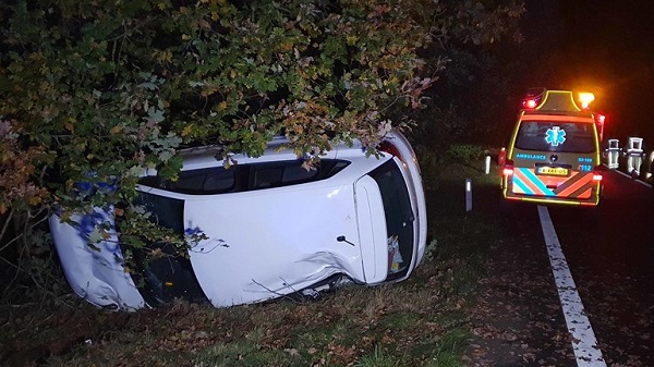 Auto met vier personen op de kant bij knooppunt Hoogeveen (video)