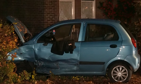 Moeder en kind naar ziekenhuis nadat auto botst met busje (video)