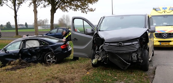 Lichtgewonde en veel schade na ongeval op kruising Nieuwlande (video)