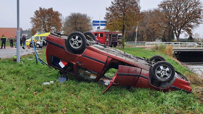 Auto belandt op de kop door ongeval in Zwiggelte