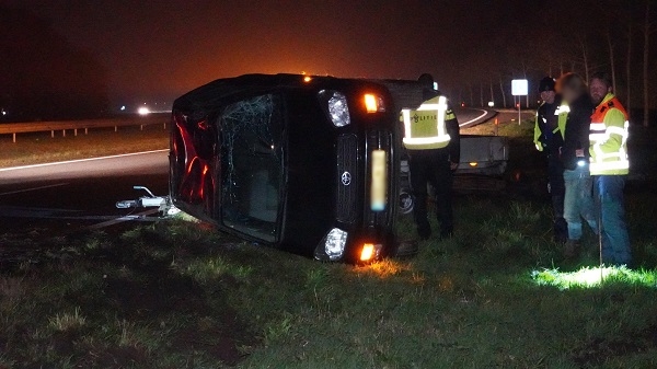 Auto met aanhanger krijgt klapband en belandt op de kant (video)