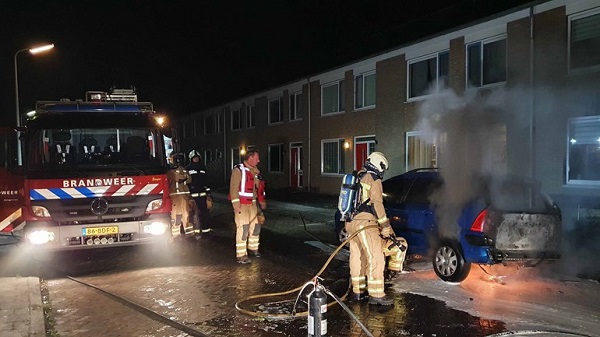 Politie zoekt getuigen van autobrand in Hoogeveen