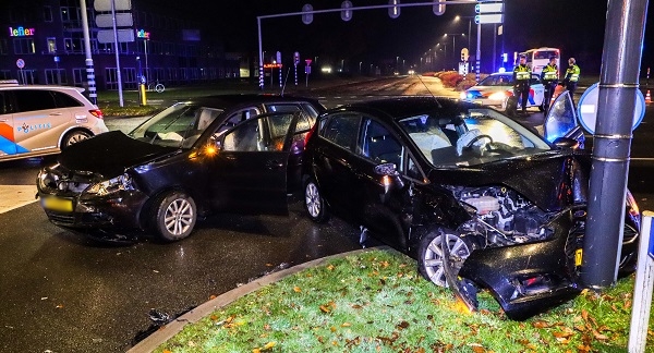 Gewonde bij ongeluk op kruising met stoplichten (video)