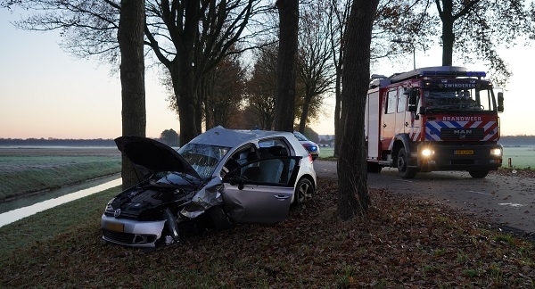 Traumahelikopter ingezet nadat auto tegen meerdere bomen botst (video)