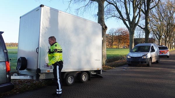 Auto botst op busje met aanhanger na uitwijkactie (video)