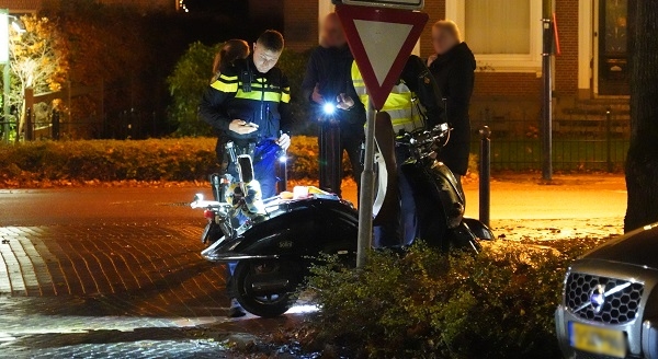 Auto en scooter botsen in centrum van Zuidlaren