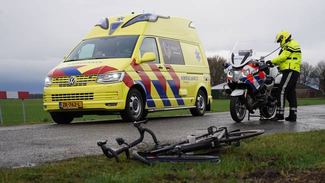 Wielrenner gewond bij botsing met auto (Video)