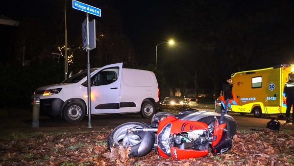 Scooter botst met busje in Emmen