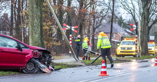 Automobilist rijdt spoorboom en lantaarnpaal plat bij eenzijdig ongeval