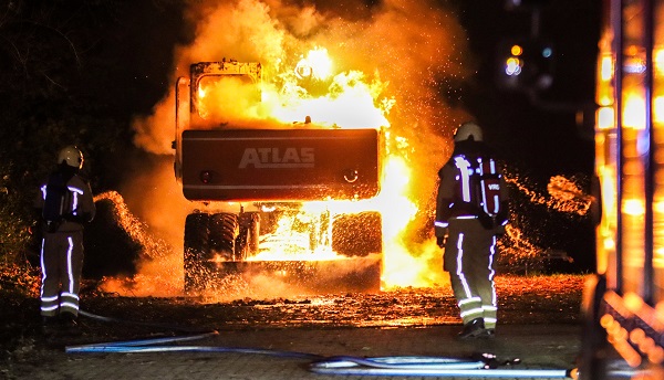 Uitslaande brand verwoest graafmachine (video)