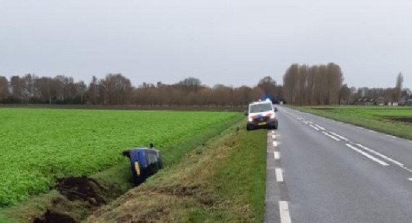 Harde wind blaast auto de sloot in