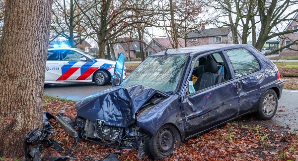 Automobilist rijdt fietser aan en botst tegen boom