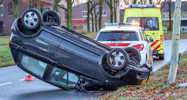 Automobilist belandt met auto op de kop na botsing met lantaarnpaal (video)