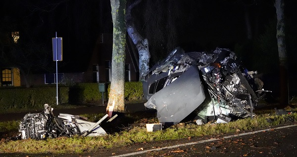 Motorblok vliegt uit auto na botsing met meerdere bomen (video)