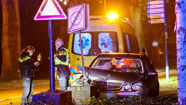 Twee gewonden nadat automobilist tegen stenen muur rijdt (video)