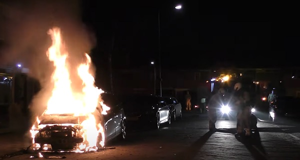 Politie zoekt getuigen en camerabeelden van autobrand in Hoogeveen