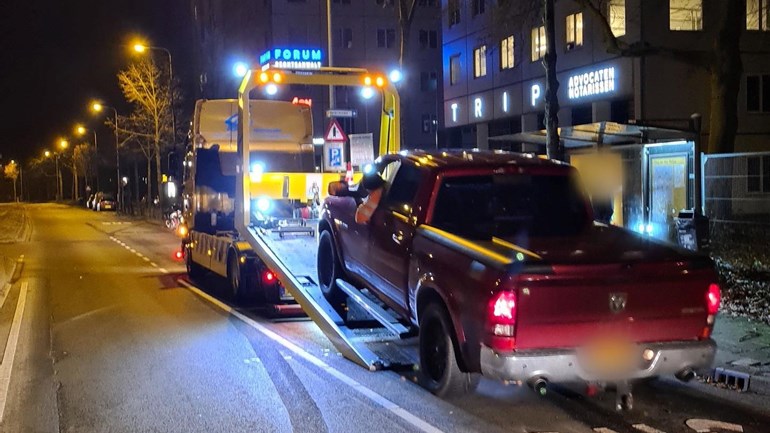 Man (23) rijdt dubbele snelheid en is auto en rijbewijs kwijt