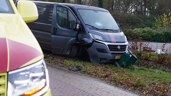 Automobiliste rijdt geparkeerde bus met aanhanger aan