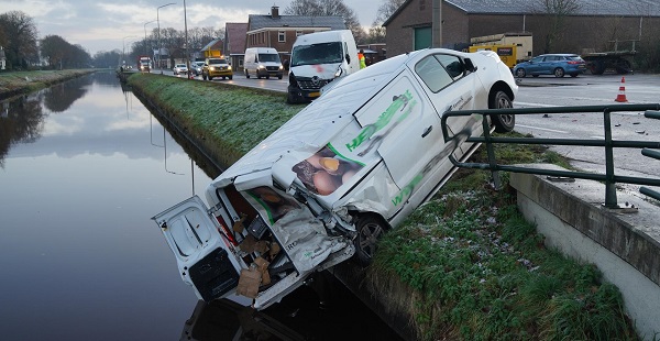 Busje nÃ©t niet het kanaal in na botsing met andere bus (video)