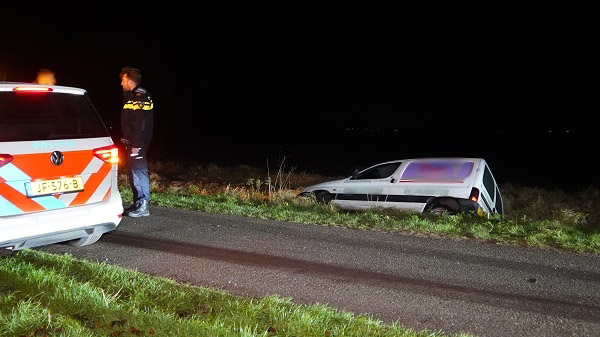 Bezorger mist bocht en rijdt de sloot in